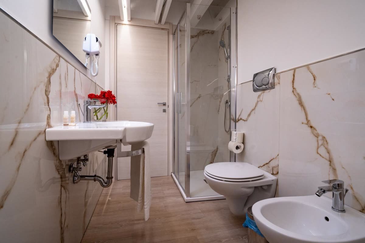 Ai Cannoni — il bagno in marmo con doccia, water e bidet