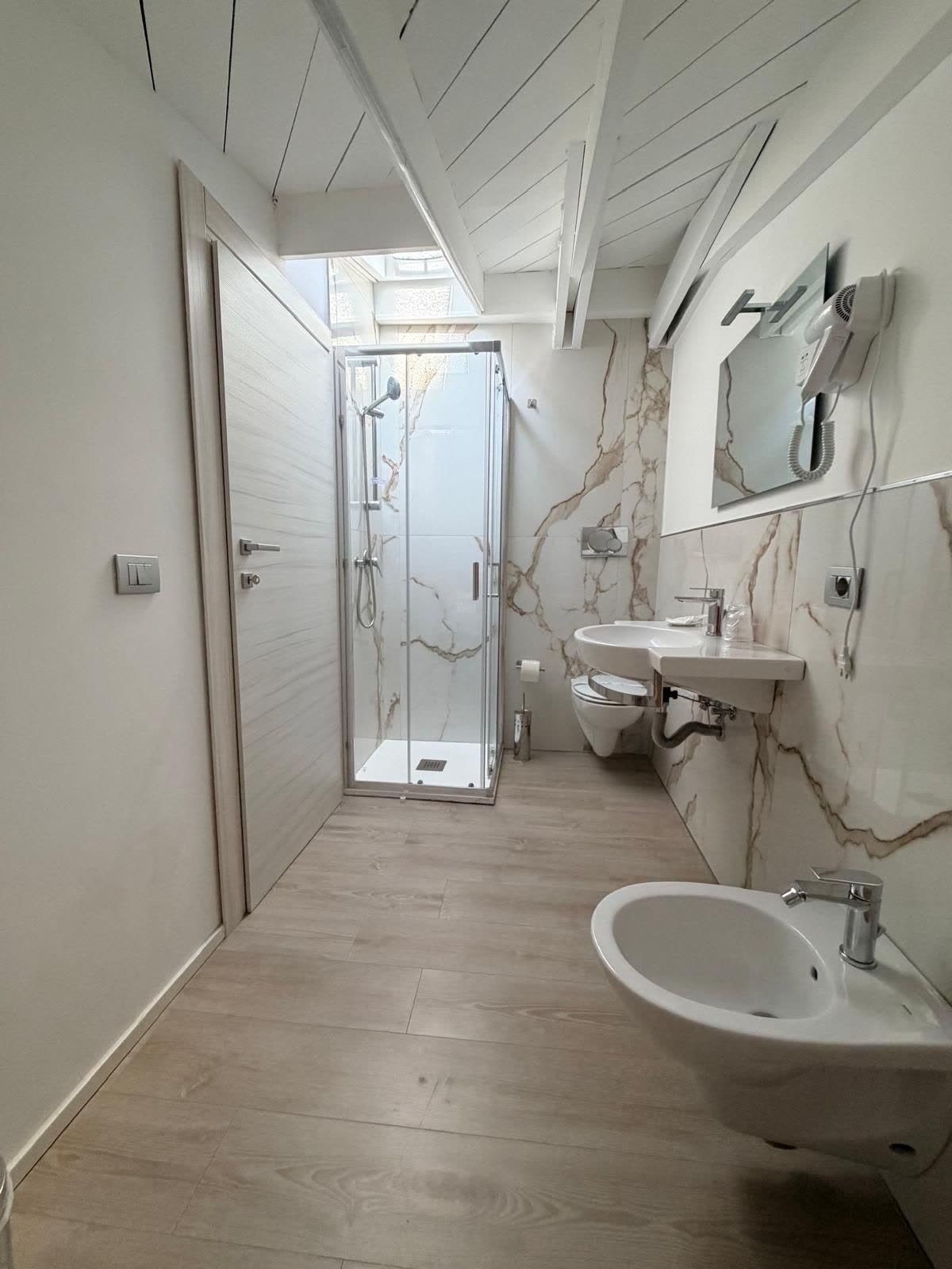 Al Castello — il bagno privato in marmo con doccia