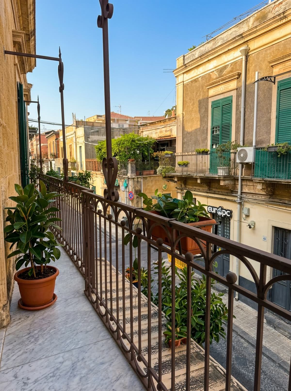 Al Ciclope — il balcone in ferro battuto affacciato sul borgo